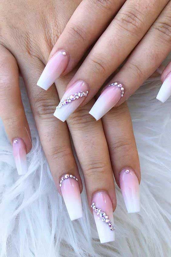 Ongles cercueil avec manucure rose en dégradé et strass