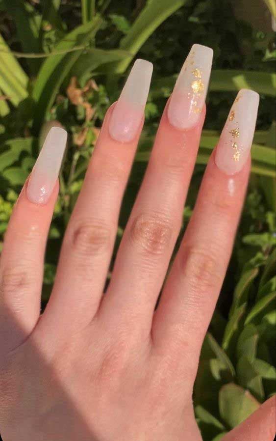 Ongles cercueil blancs avec feuille d'or