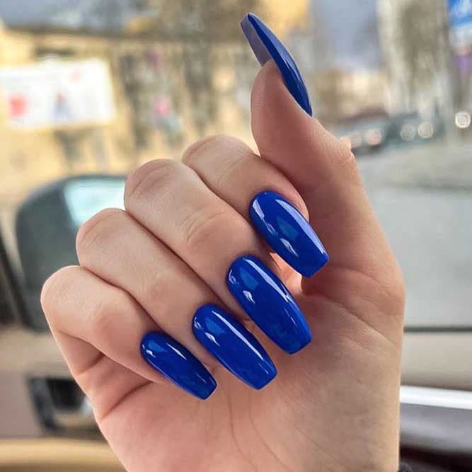 Ongles cercueil bleu royal