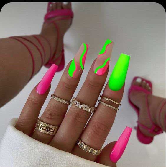 Ongles cercueil mats rose vif et vert