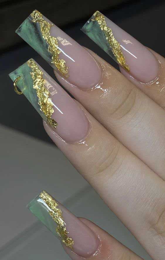 Ongles cercueil nude vert avec feuille d'or