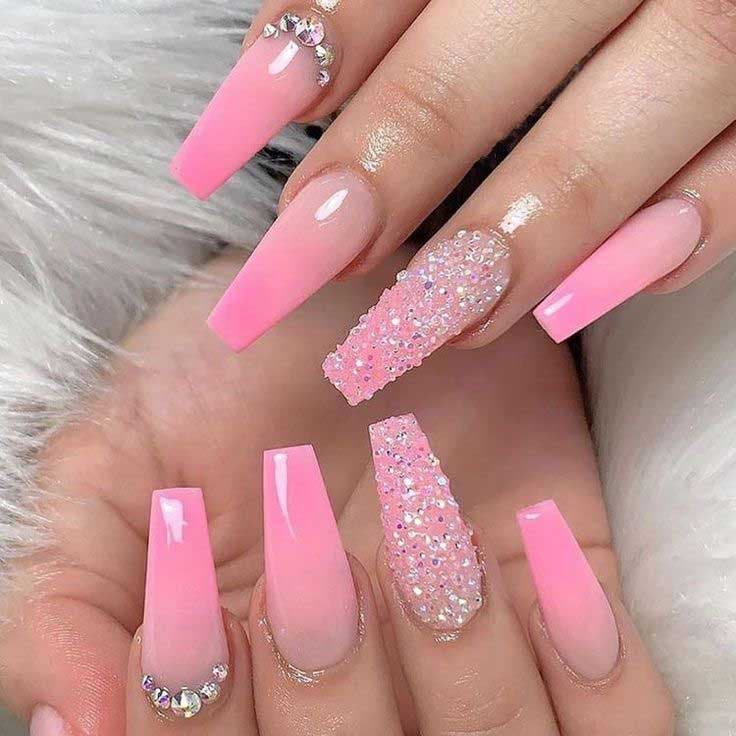 Ongles cercueil roses avec des paillettes