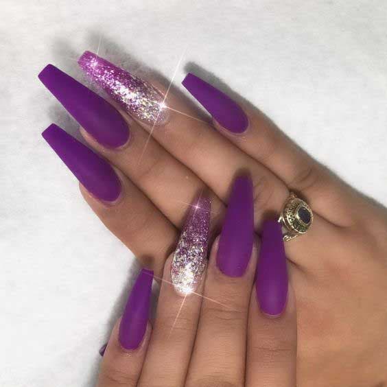 Ongles cercueil violets avec strass