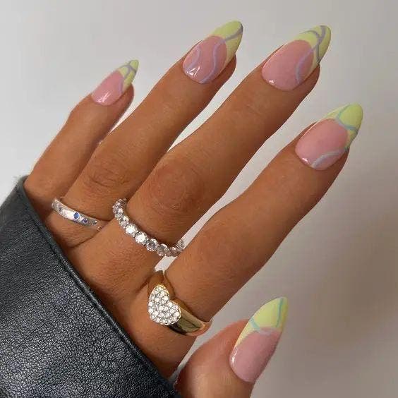 Ongles chics avec accents lumineux1