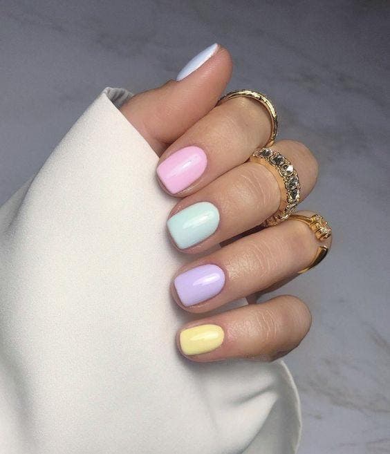 Ongles courts aux teintes pastel1