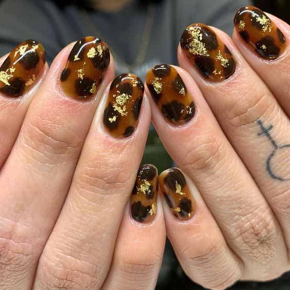 Ongles d’automne écaille de tortue et feuilles d’or1