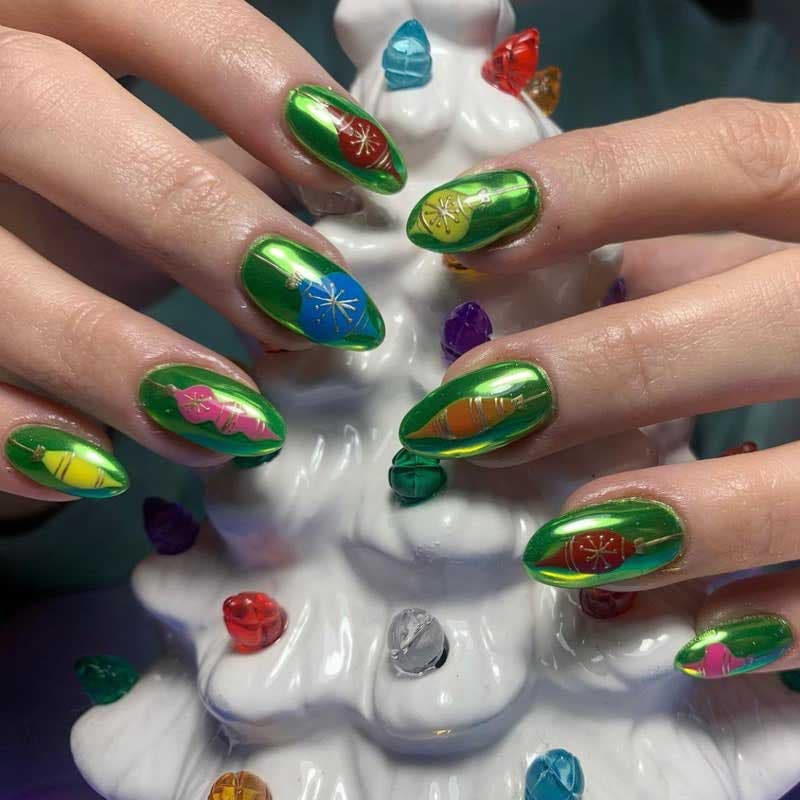 Ongles de Noël avec décorations aux couleurs variées