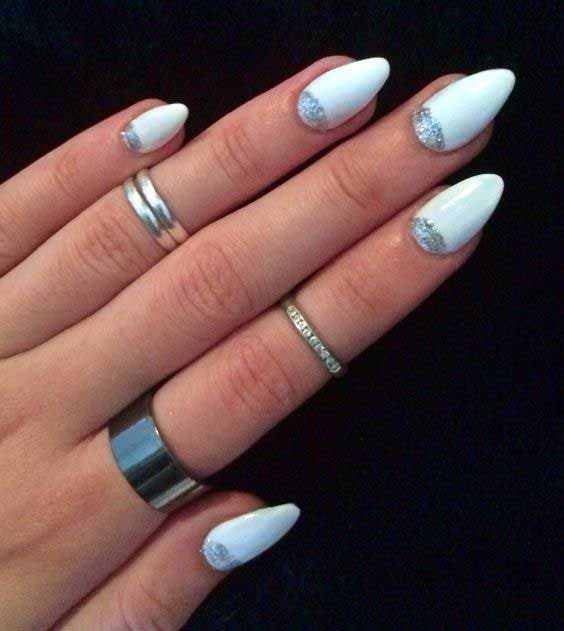 Ongles de Noël blancs et argentés