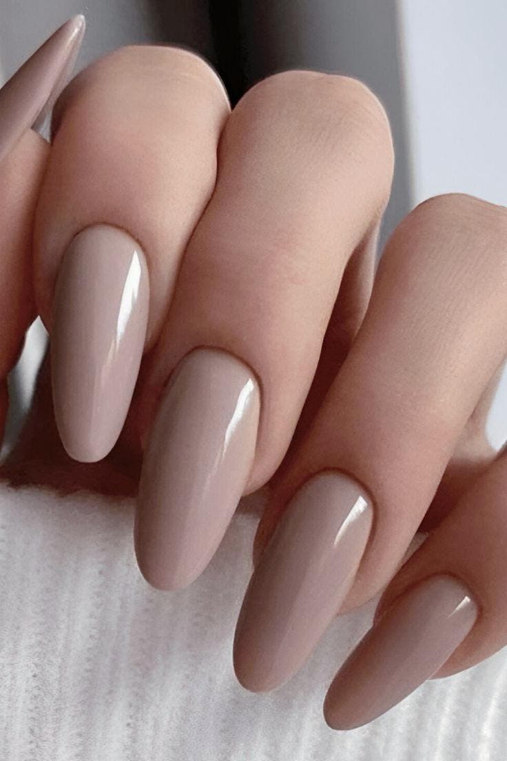Ongles de mariage taupe nude