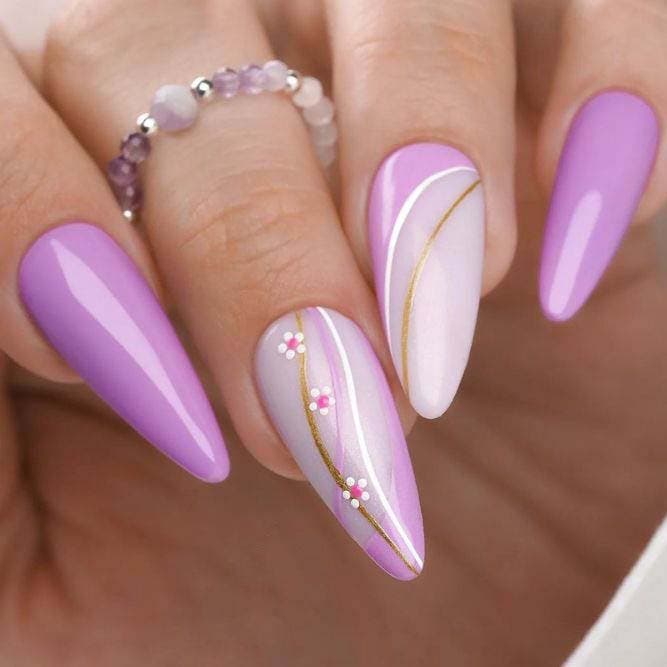 Ongles au format stiletto avec quelques motifs fleuris 