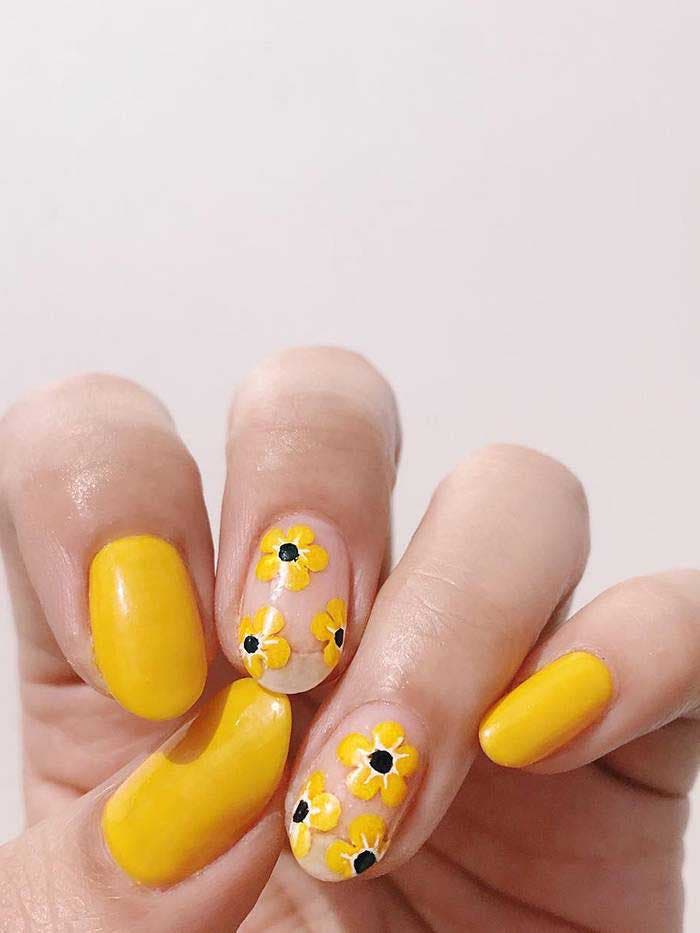 Ongles jaunes avec des fleurs 