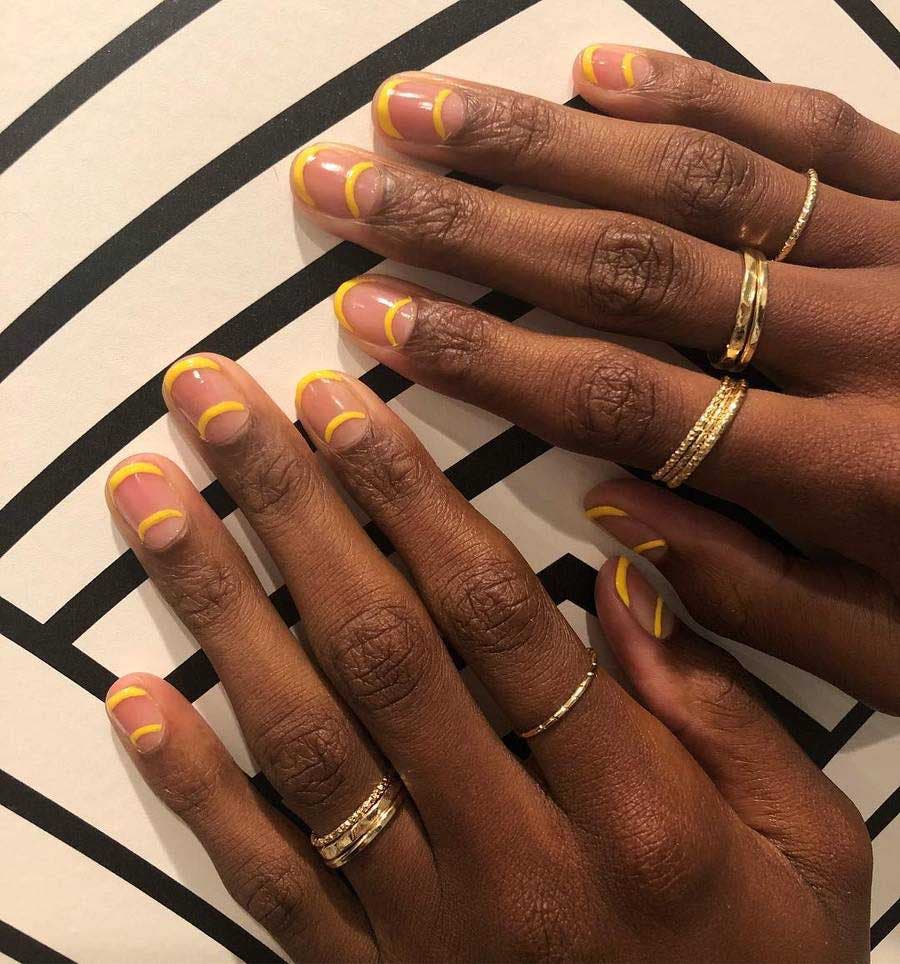 Ongles manucure avec french jaune 