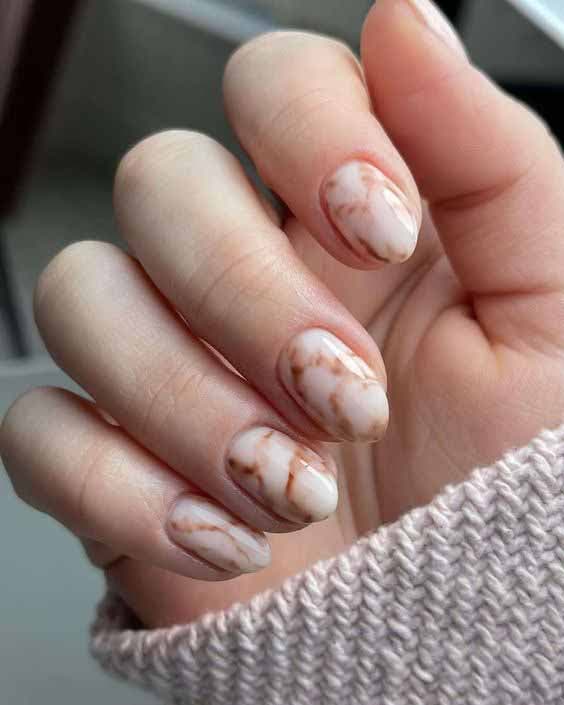 Ongles marbrés dans différentes nuances de nude1