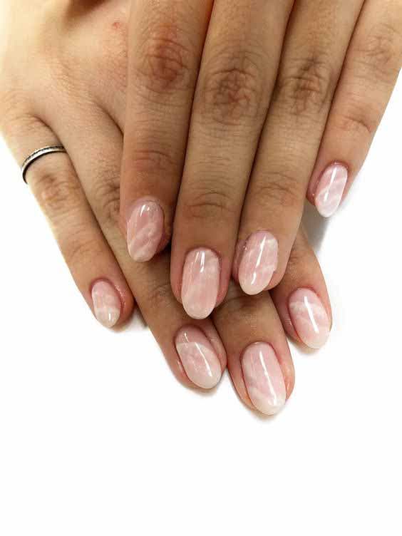 Ongles marbrés dans différentes nuances de nude3