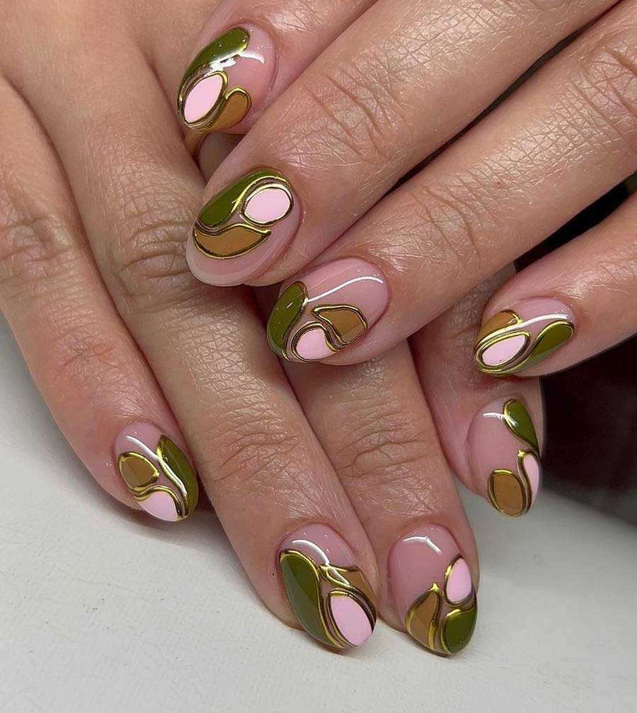 Ongles nude avec des couleurs 