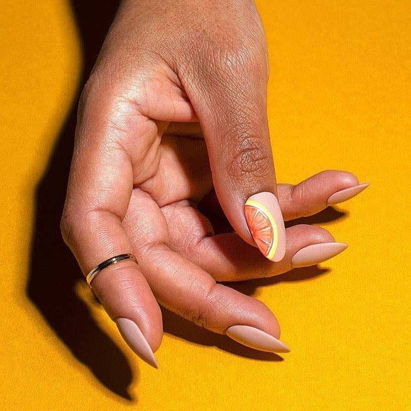 Ongles nude avec dessins d’agrumes 