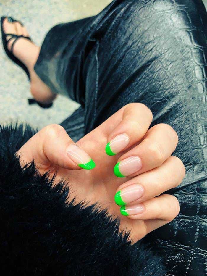 Ongles nude avec french vert fluo 