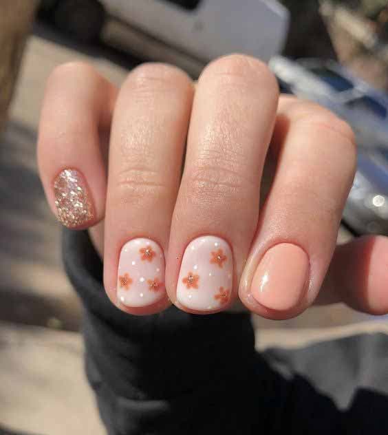 Ongles nude avec nail art floral