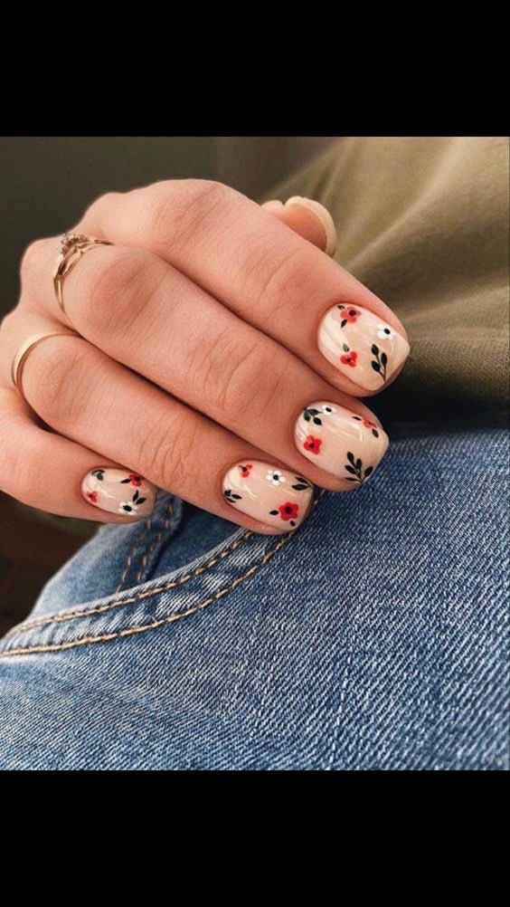 Ongles nude avec nail art floral1