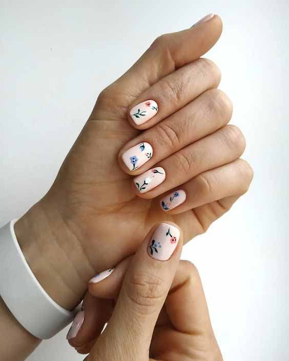Ongles nude avec nail art floral2