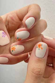 Ongles nude avec nail art floral3