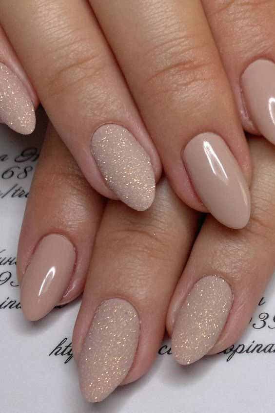 Ongles nude avec un effet pailleté1