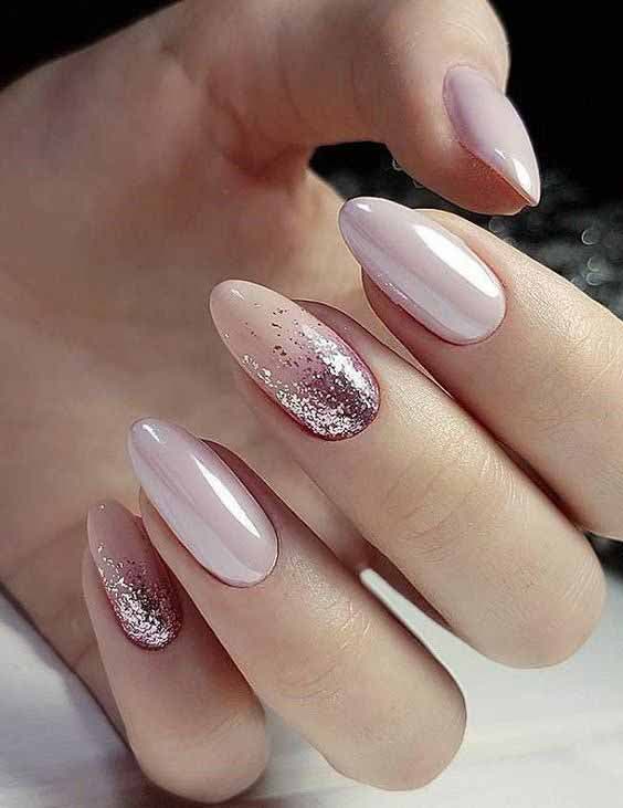 Ongles nude avec un effet pailleté3