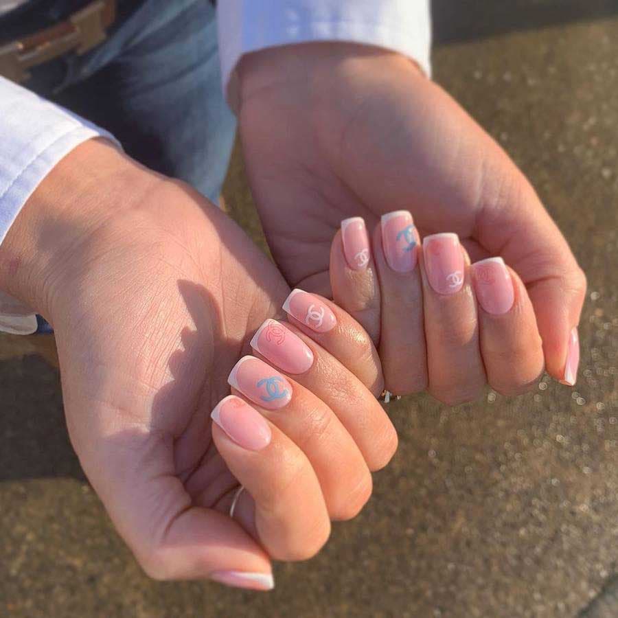 Ongles nudes avec french et logo chanel 