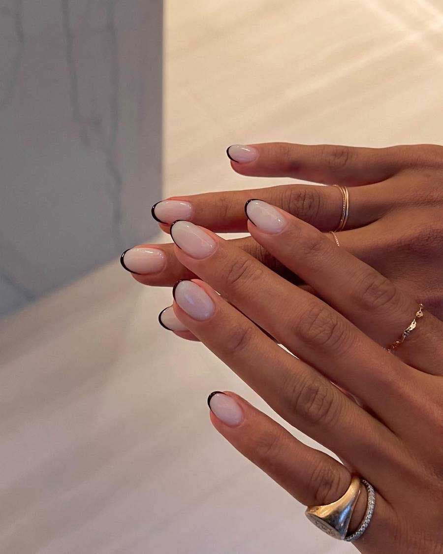 Ongles nudes french noire 