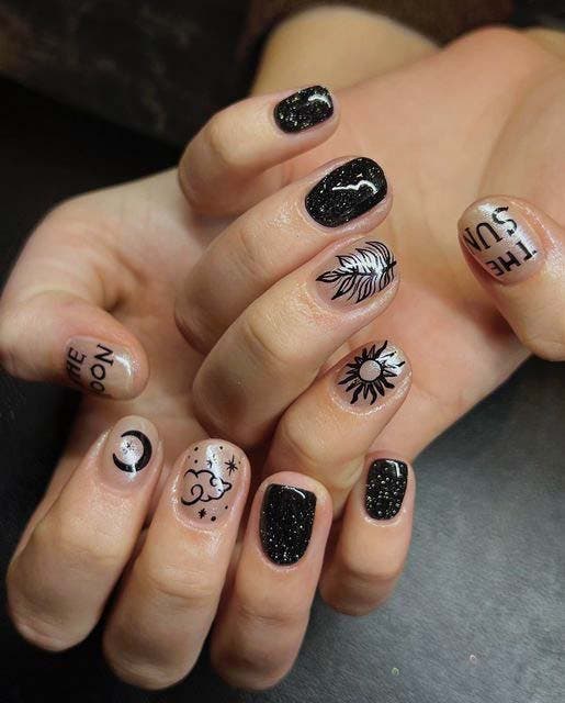 Ongles ornés de motifs de Soleil et Lune