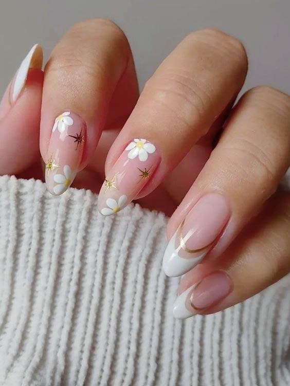 Ongles ovales avec des motifs floraux minimalistes