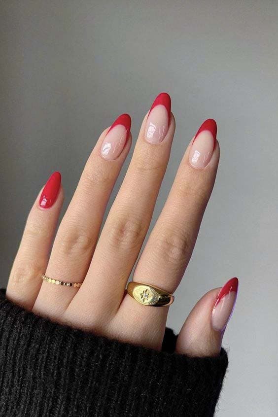 Ongles ovales avec french manucure rouge
