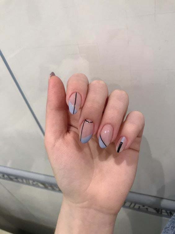 Ongles ovales avec motifs Géométriques1