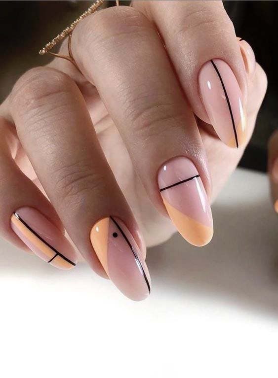 Ongles ovales avec motifs Géométriques2