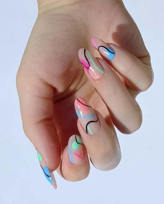 Ongles ovales colorés