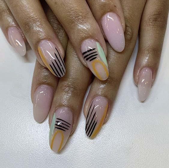 Ongles ovales style des Années 90