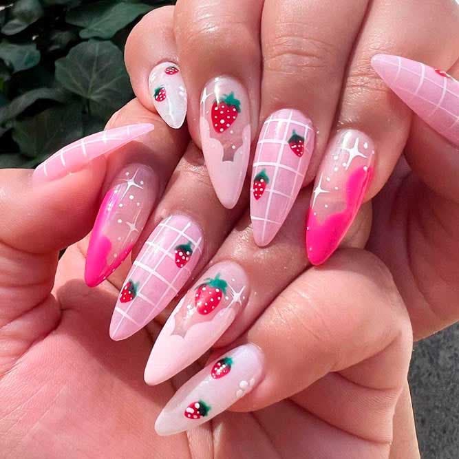 Ongles roses avec motifs estivaux
