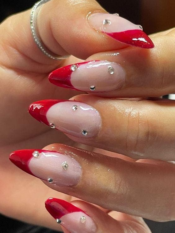 Ongles rouges avec strass