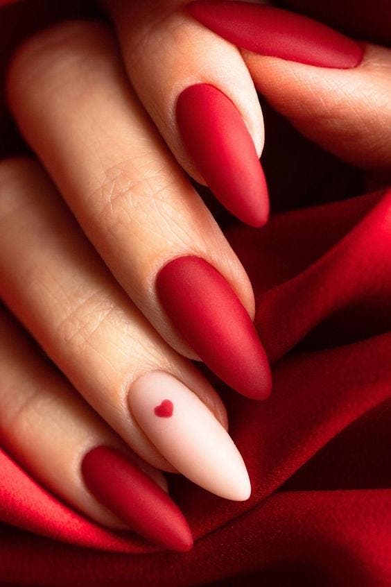 Ongles rouges mat