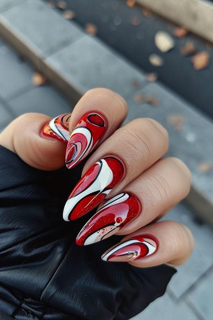 Ongles stiletto à base rouge1