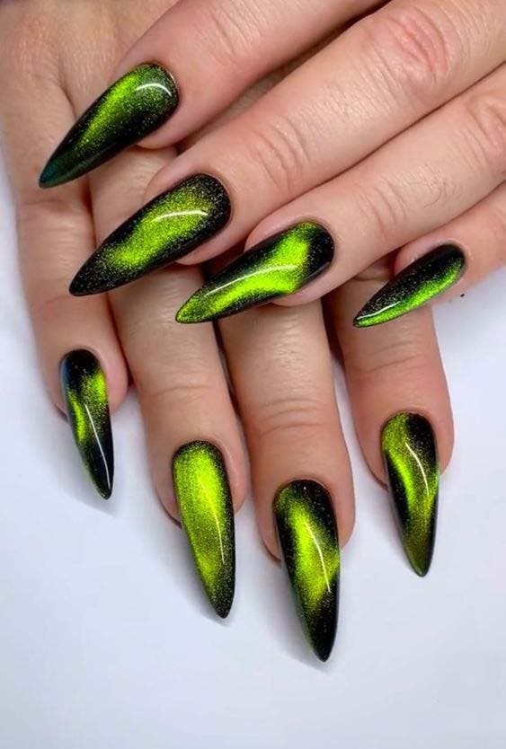 Ongles stiletto avec des nuances de noir et vert