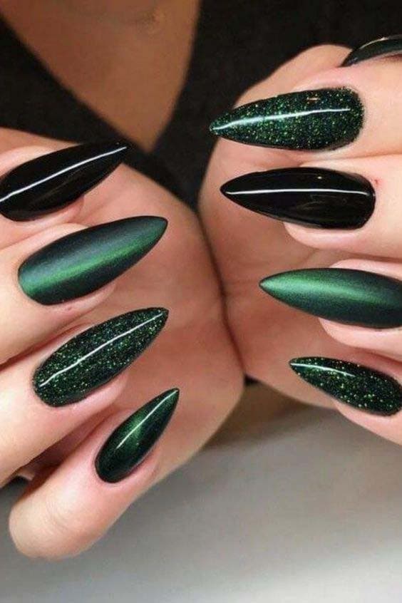 Ongles stiletto avec des nuances de noir et vert1