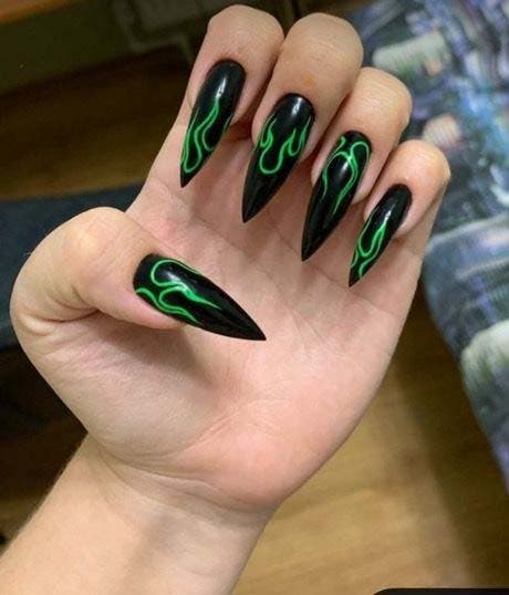 Ongles stiletto avec des nuances de noir et vert2