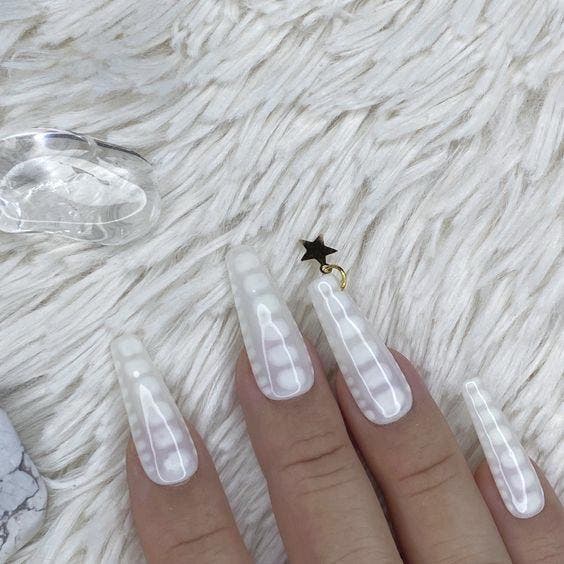 Ongles stiletto en acrylique blanc avec motif en peau de crocodile