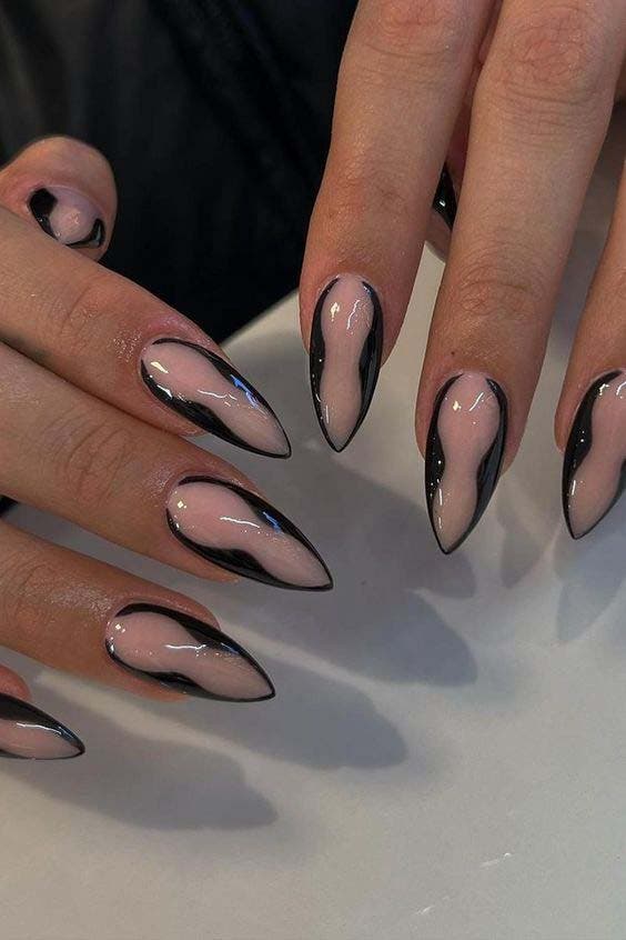 Ongles stiletto noirs avec tons nude