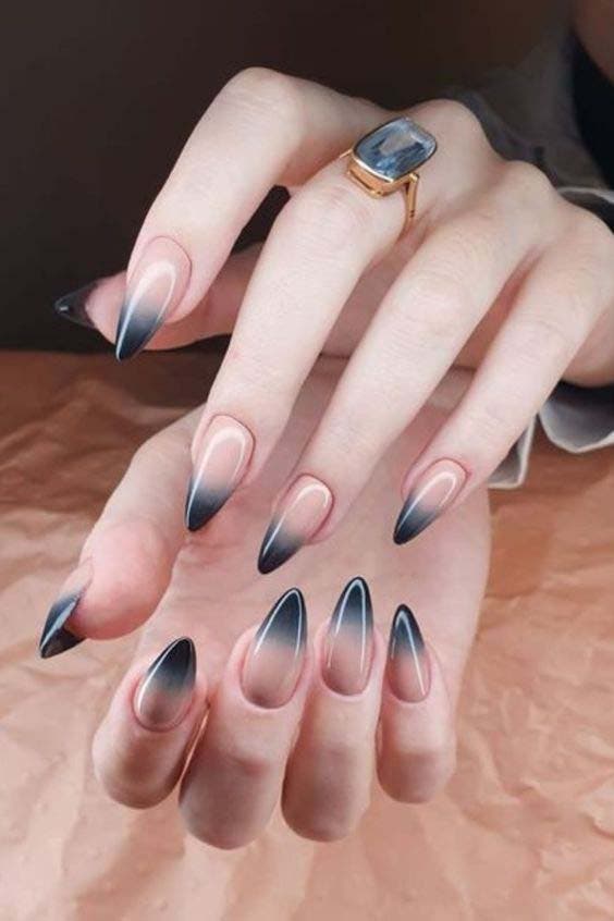 Ongles stiletto noirs avec tons nude1