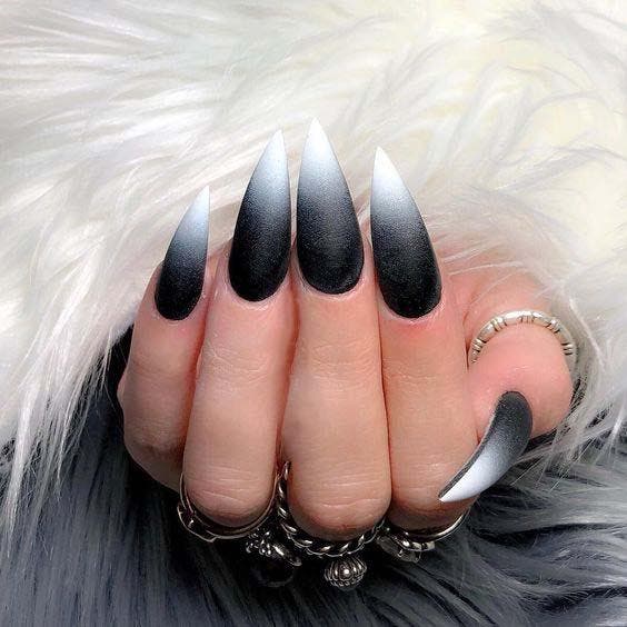 Ongles stiletto noirs et blancs longs