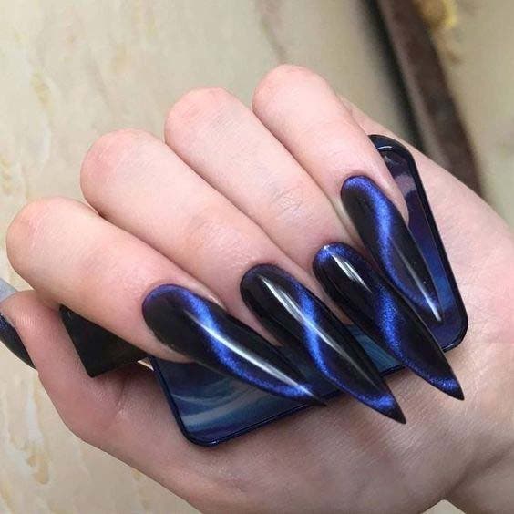 Ongles stiletto noirs et bleus