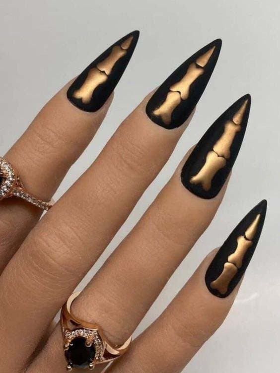 Ongles stiletto noirs et or