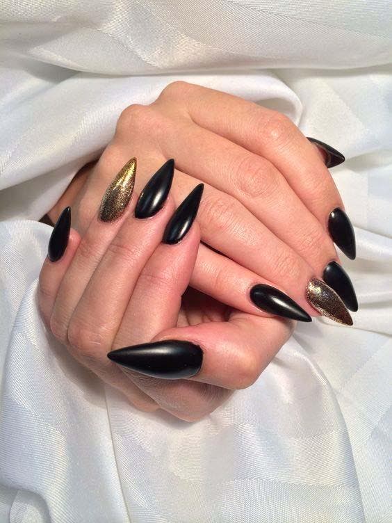 Ongles stiletto noirs et or1
